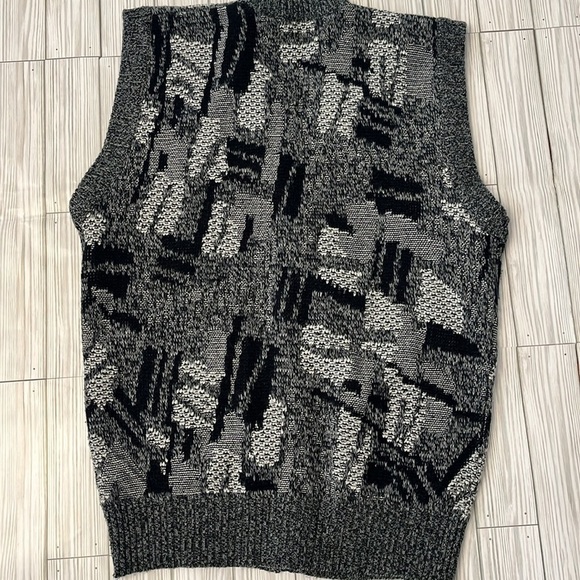 Vintage Black and Gray Vest - Picture 4 of 4